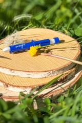 Pinza per zecche su disco di legno